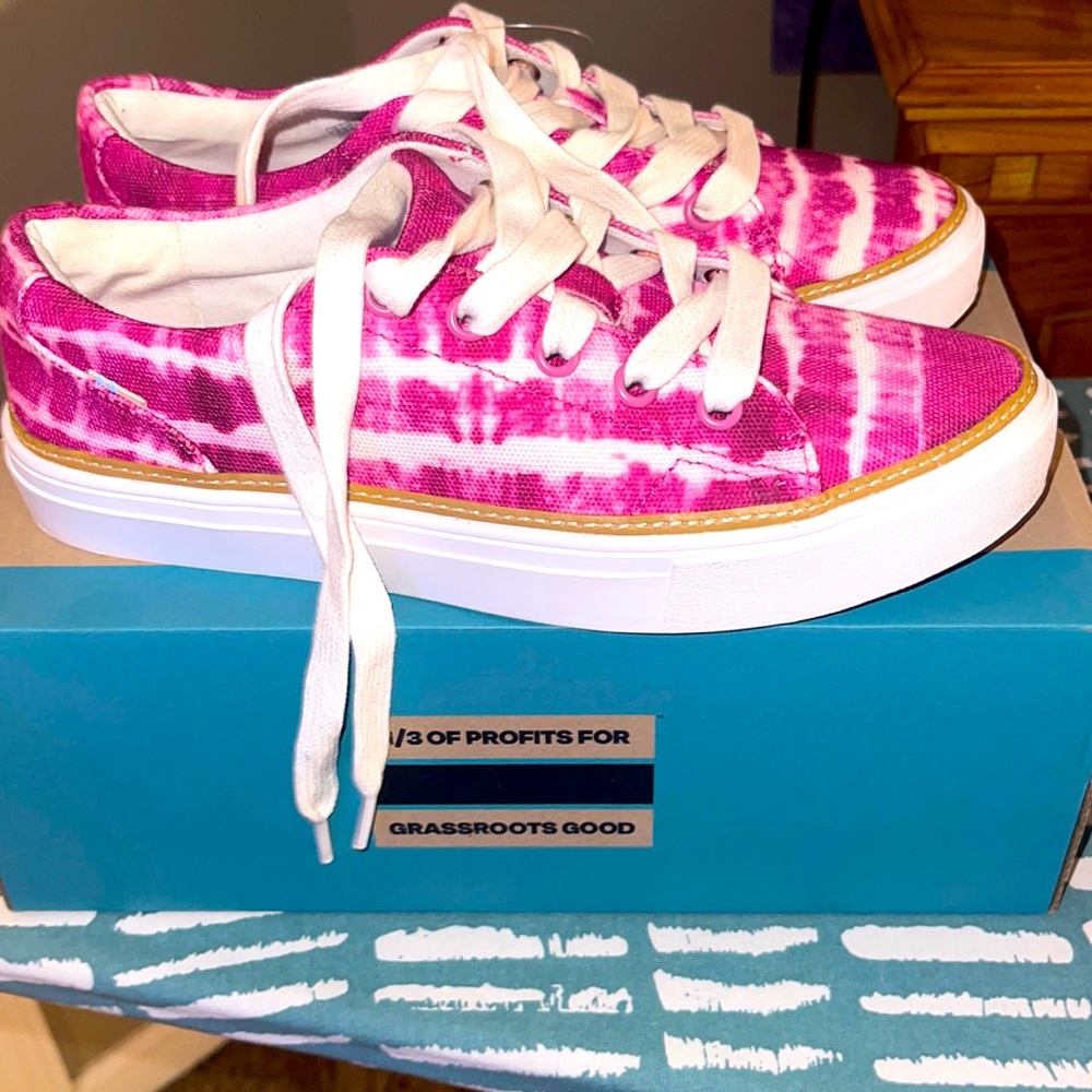 Brand New in Box!!! TOMS Sneakers Alex Women - Fuchsia Rose Batik Canvas Size 8